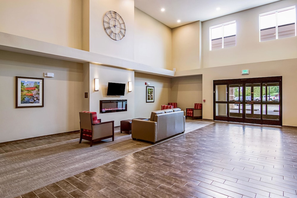 Comfort Suites Wooster near University Campus 39/54