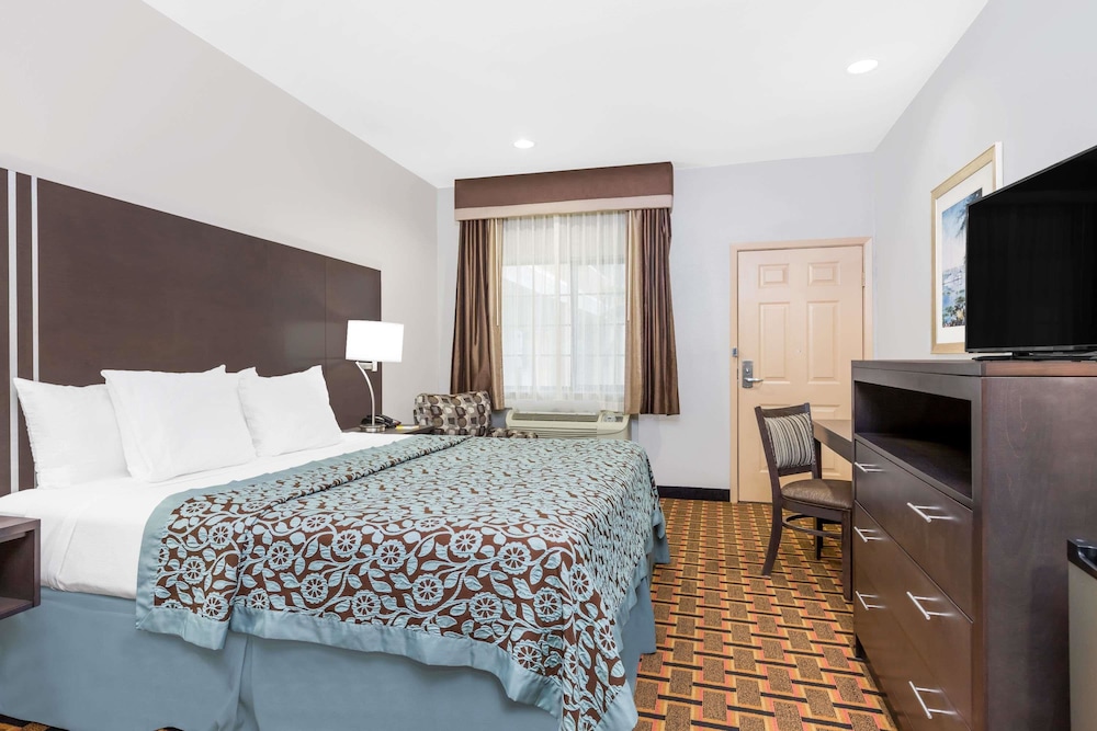Days Inn & Suites by Wyndham Madisonville 10/35