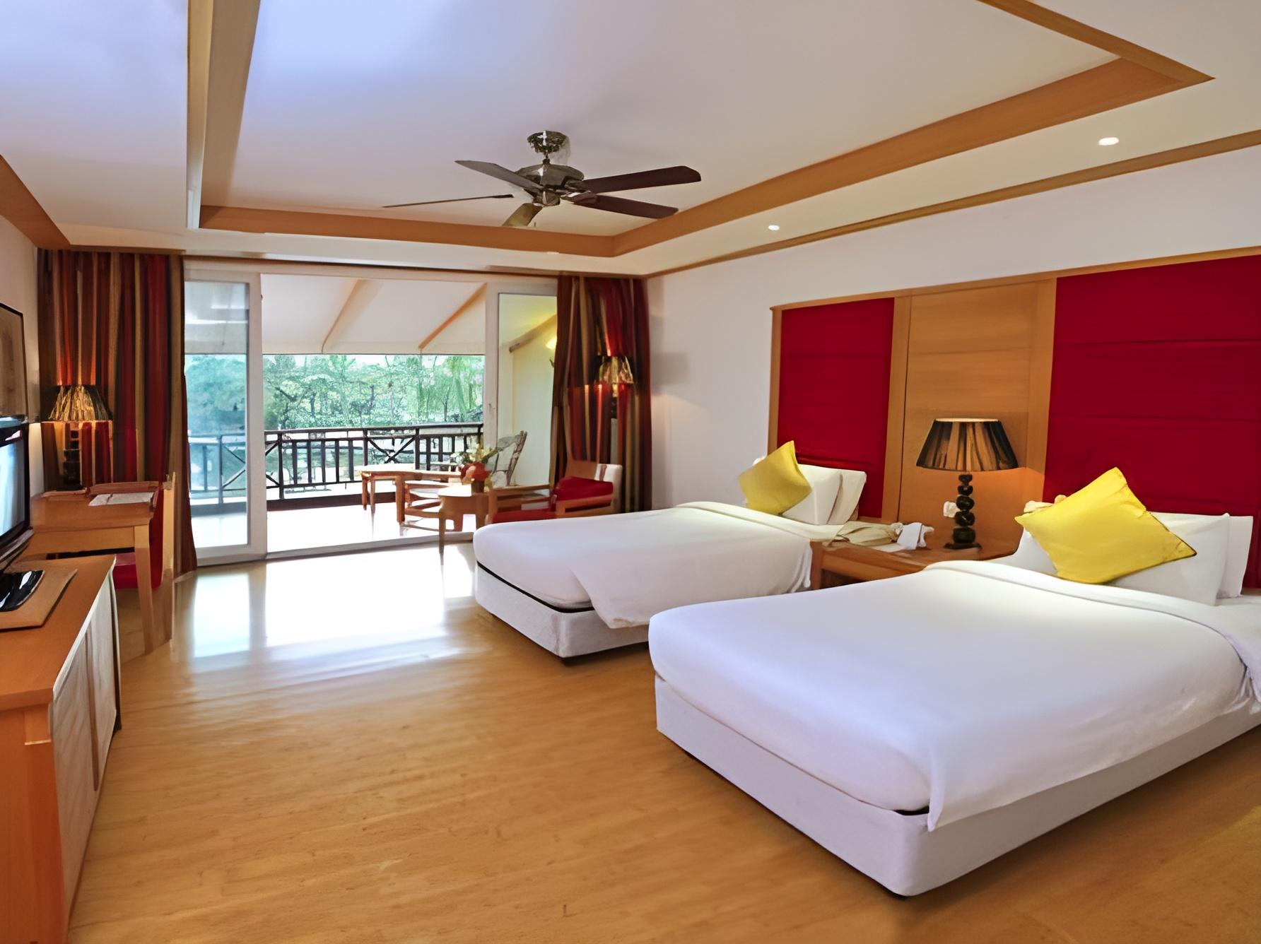 Room, Twin Beds, Water View