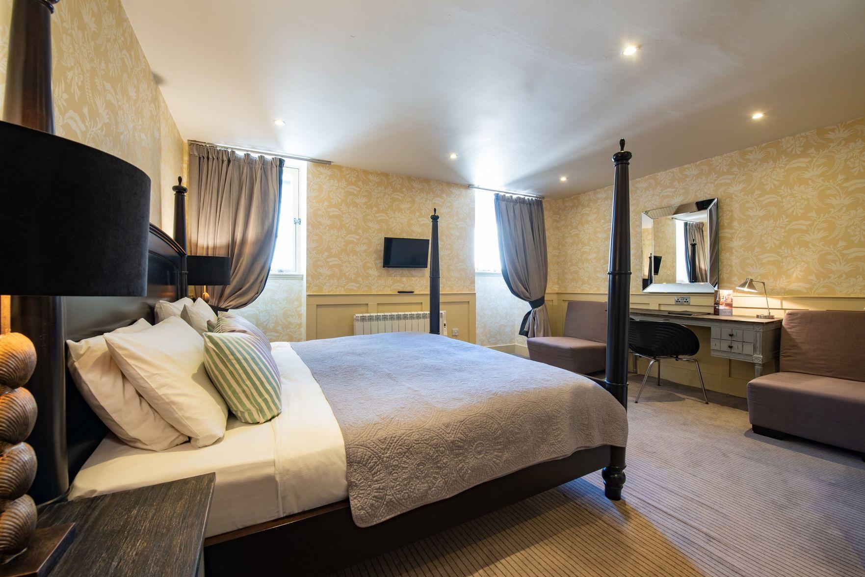 Four Poster, King Bed
