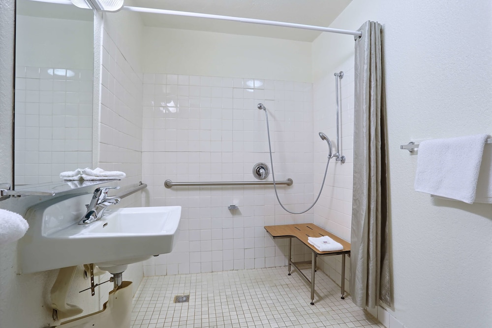 Super 8 by Wyndham Walnut Creek 34/35