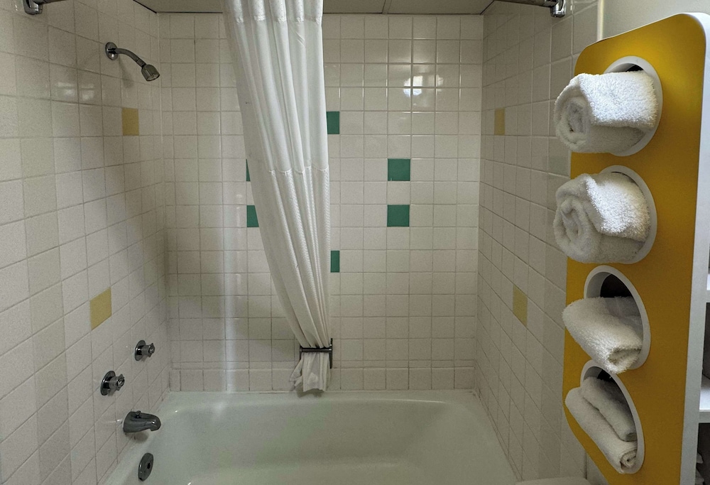 جناح ديلوكس بسرير كينج، Motel6 Butte, MT - Historic City Center 5/6