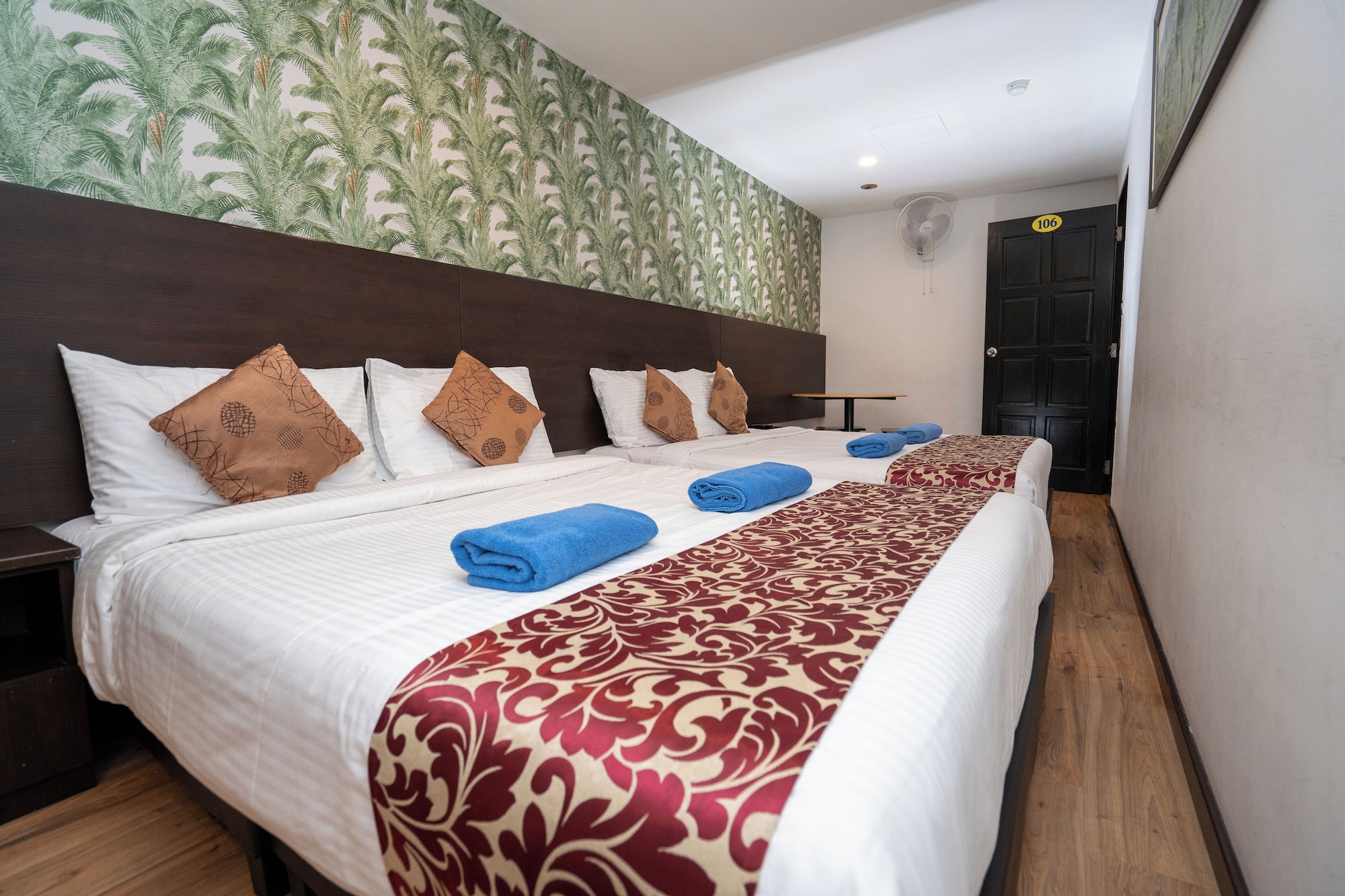 Deluxe, Quadruple, 2 Queen Beds