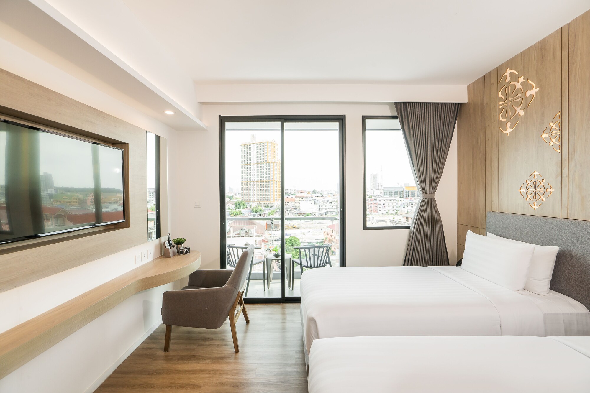 DELUXE, DOUBLE OR TWIN BED, CITY VIEW