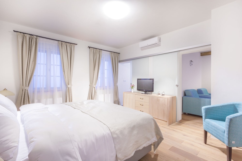1 BEDROOM, FAMILY SUITE
