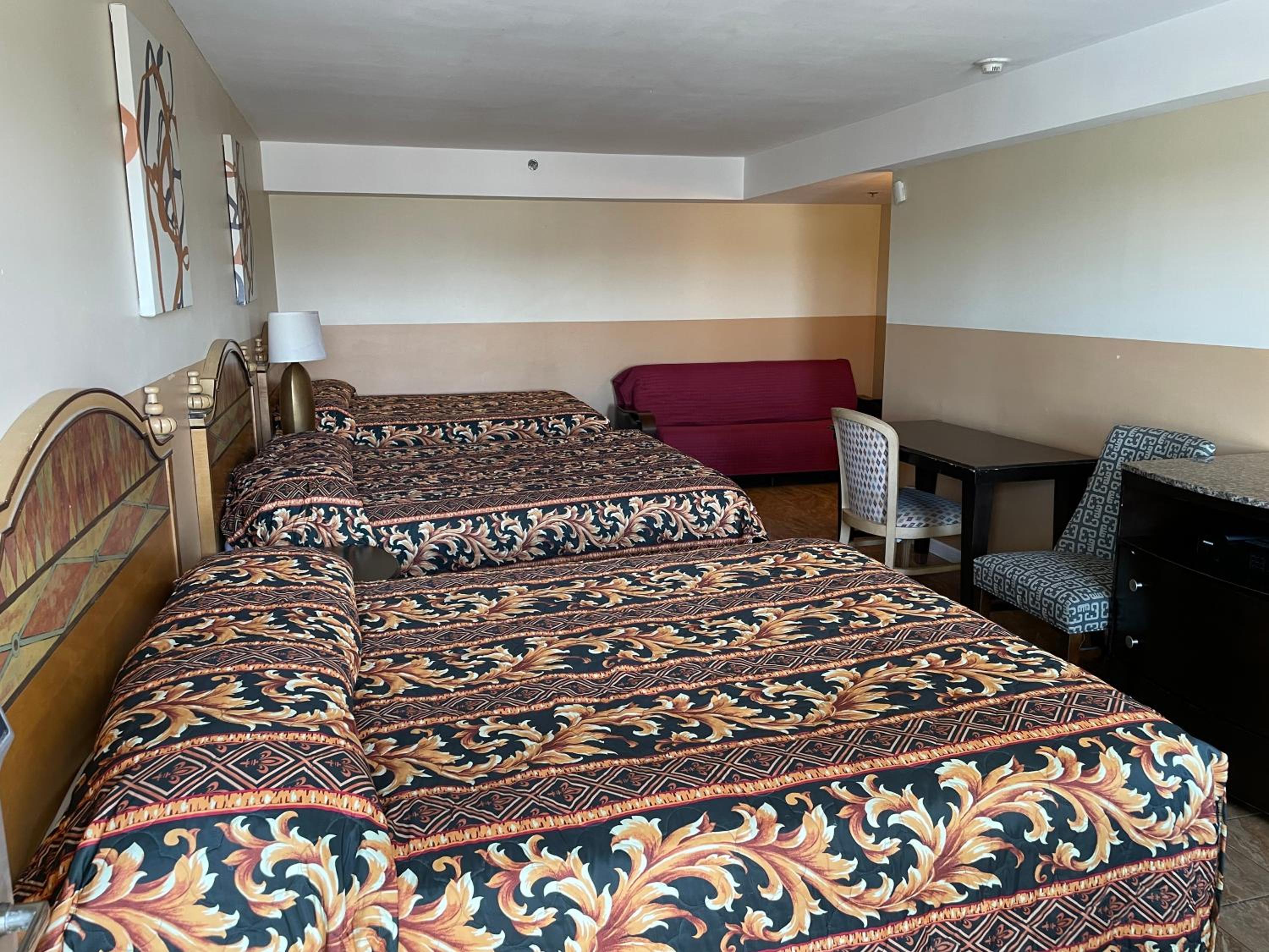 Room, 3 Queen Beds, Queen Bed