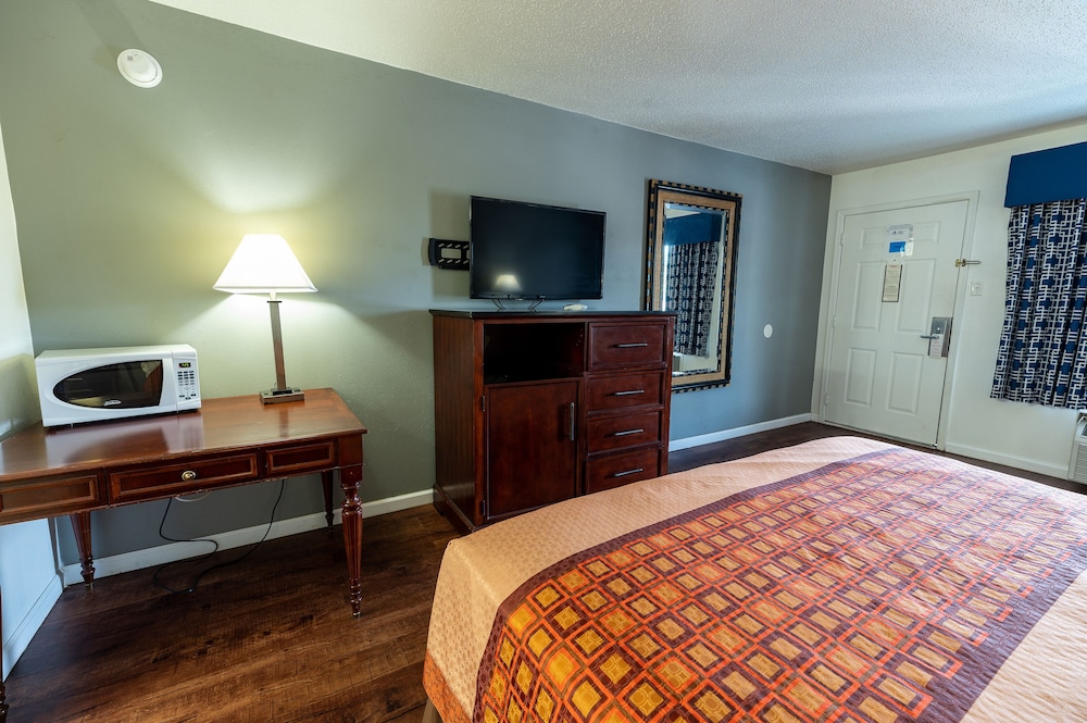 Americas Best Value Inn & Suites - Russellville 20/32