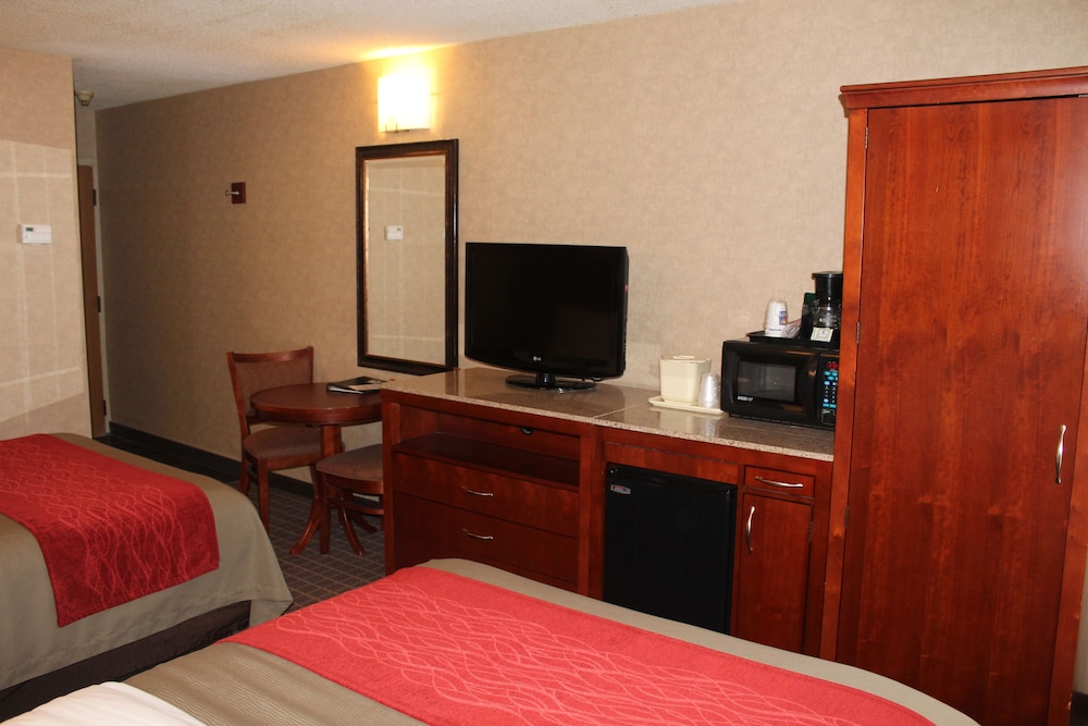 Comfort Inn & Suites West Springfield, MA 18/35