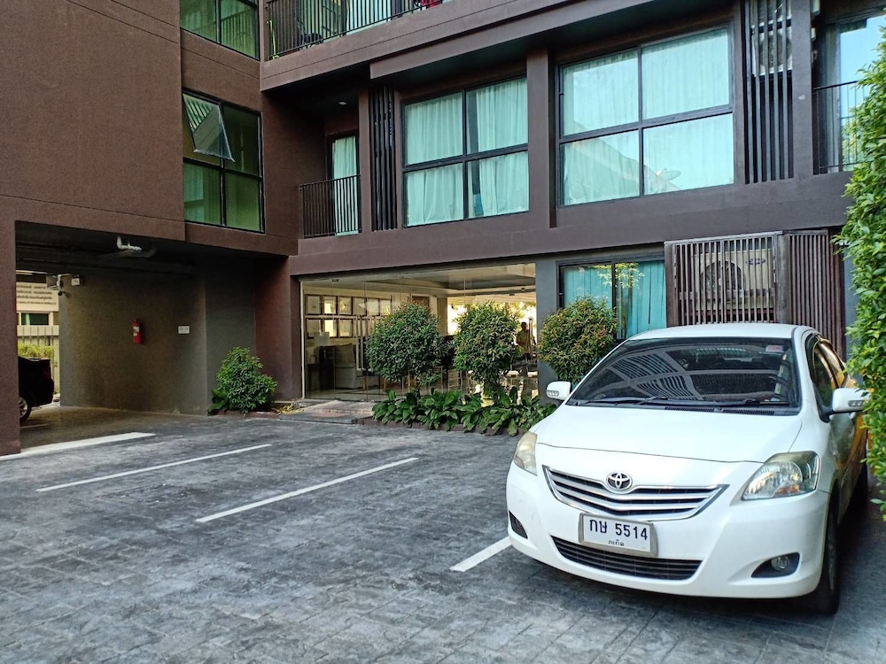 DLUX Condominium 34/44