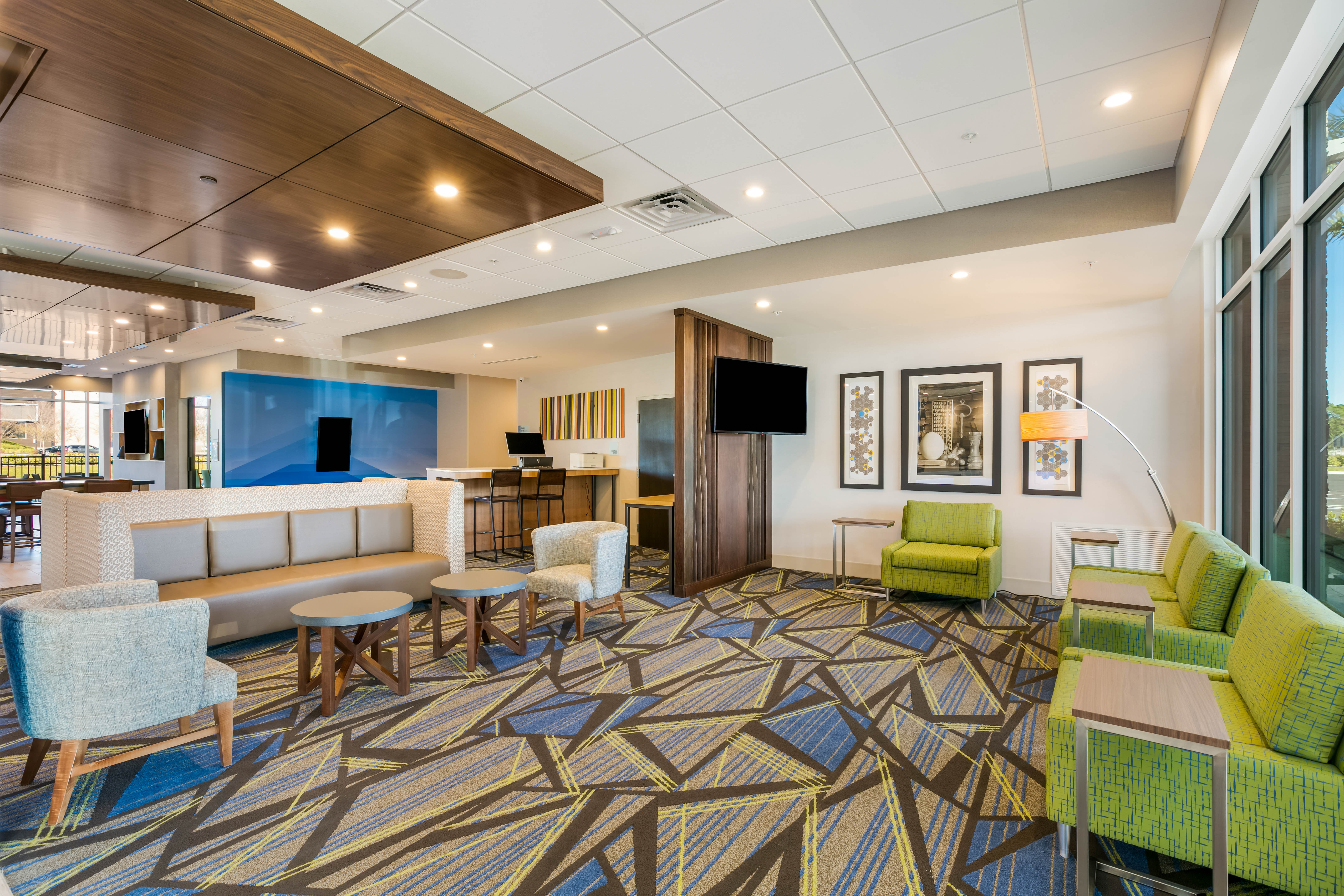 Holiday Inn Express Suites Jacksonville Town Center 30/46