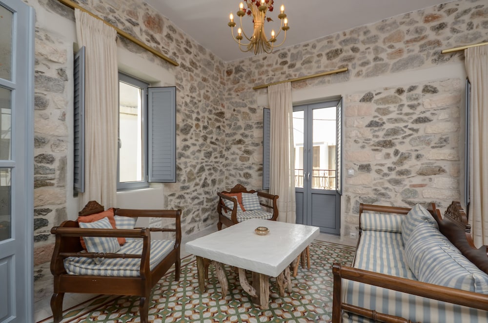 Naxos Center Houses 28/50
