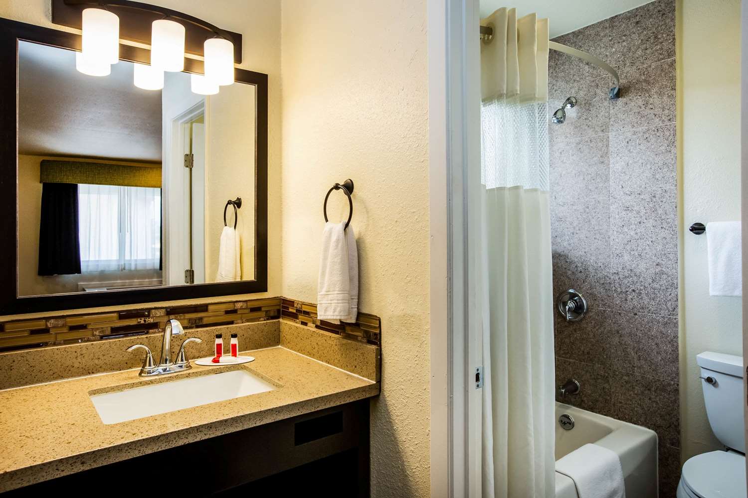 Days Inn by Wyndham Monterey Downtown 30/31