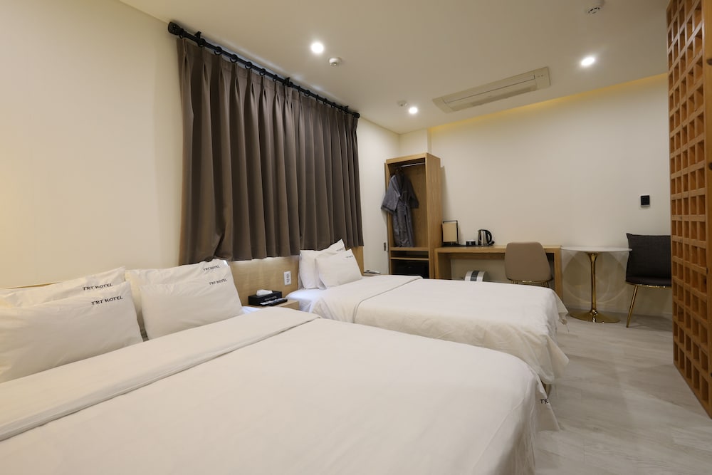 ROYAL, DELUXE, TWIN BEDS