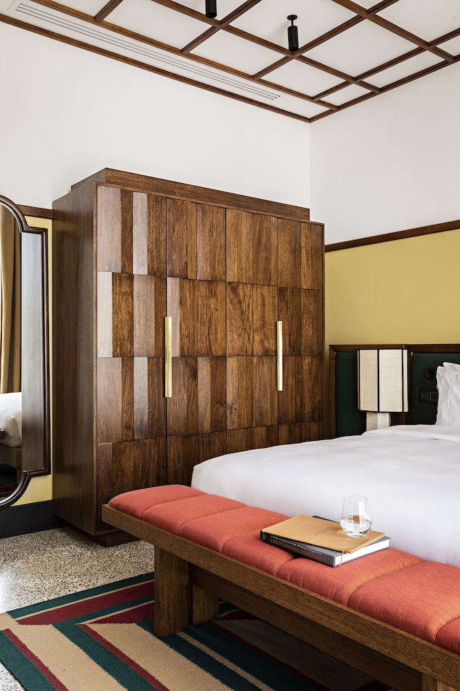 Room at La Maison Palmier, ABIDJAN