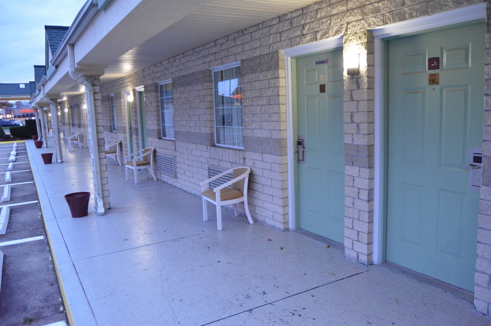 Economy Inn - Akron 32/57