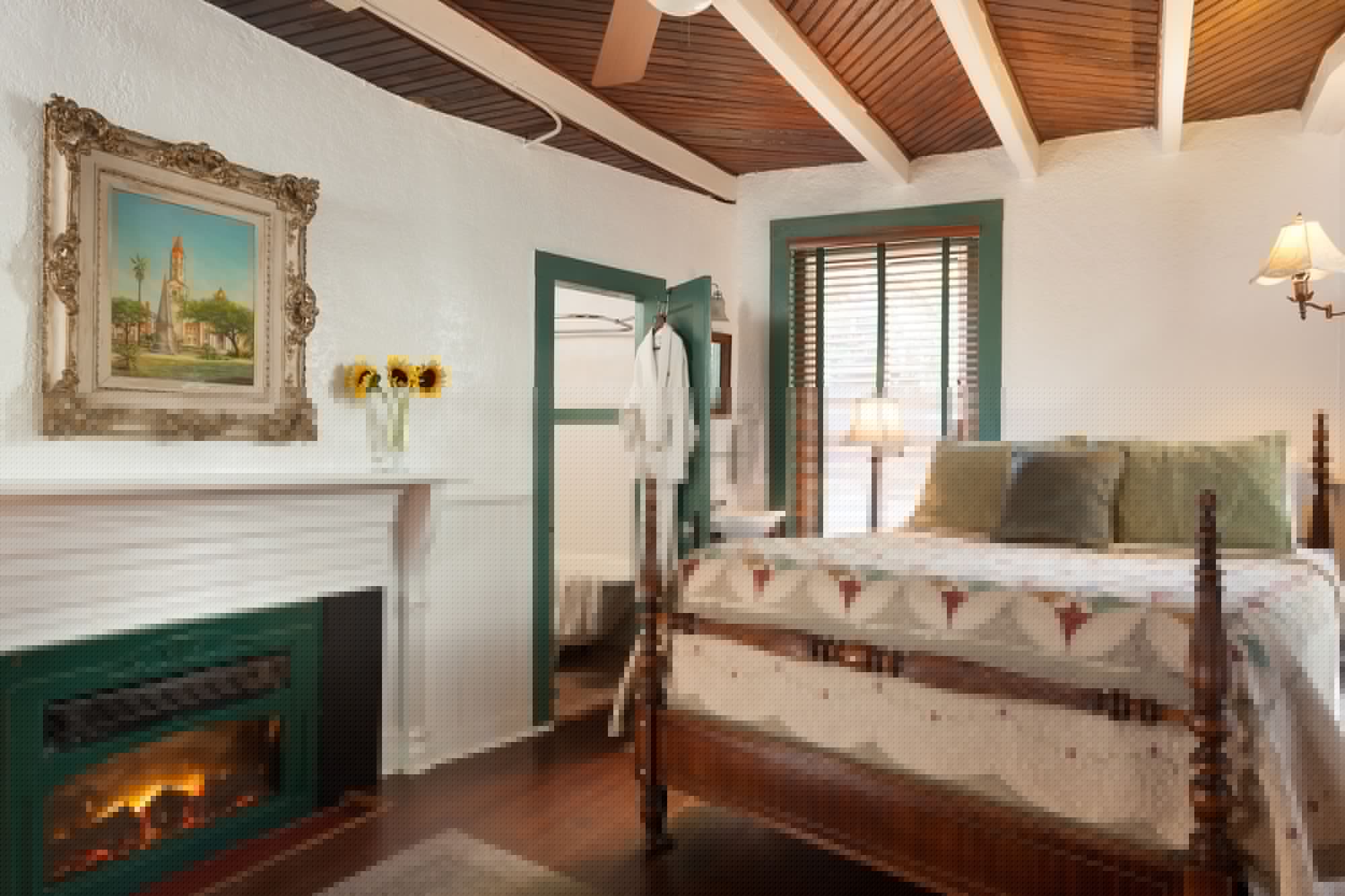 Courtyard, Queen Bed