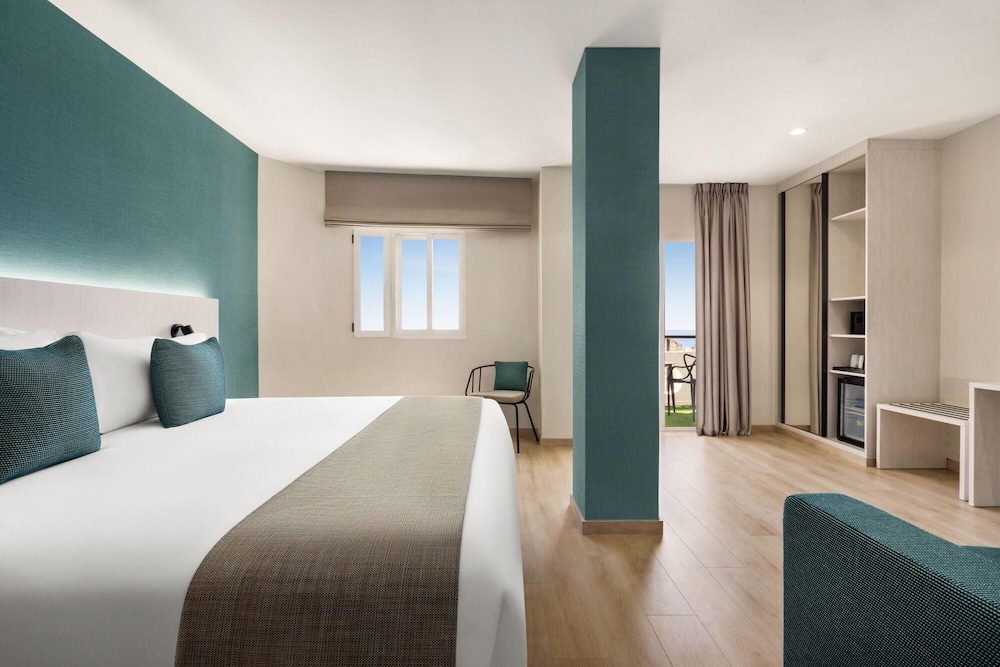 غرفة عائلية بسرير مزدوج بإطلالة على البحر، Ramada Resort by Wyndham Puerto de Mazarron 2/9