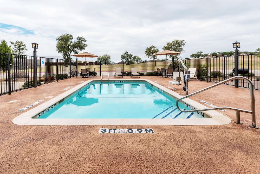 Days Inn & Suites by Wyndham Mineral Wells 3/37