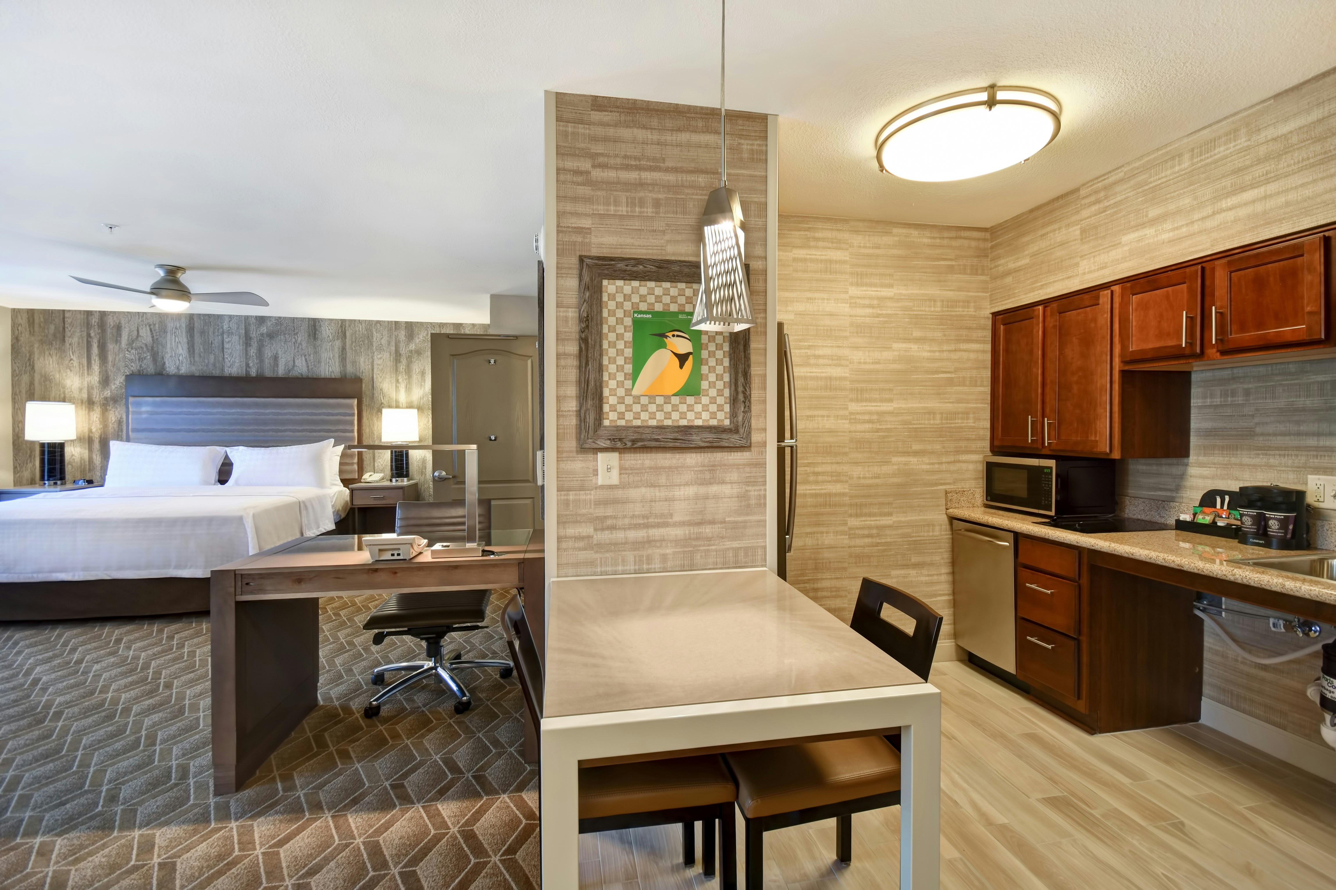 STUDIO, KING BED, ACCESSIBLE