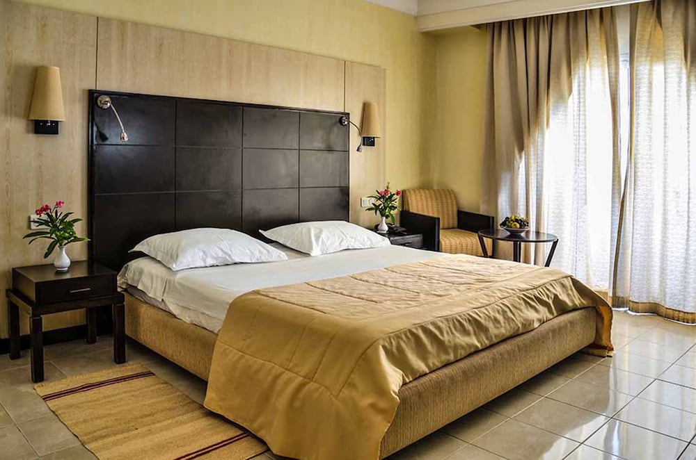 ROOM, SINGLE