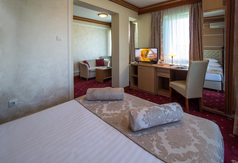 Cezar Hotel 8/27