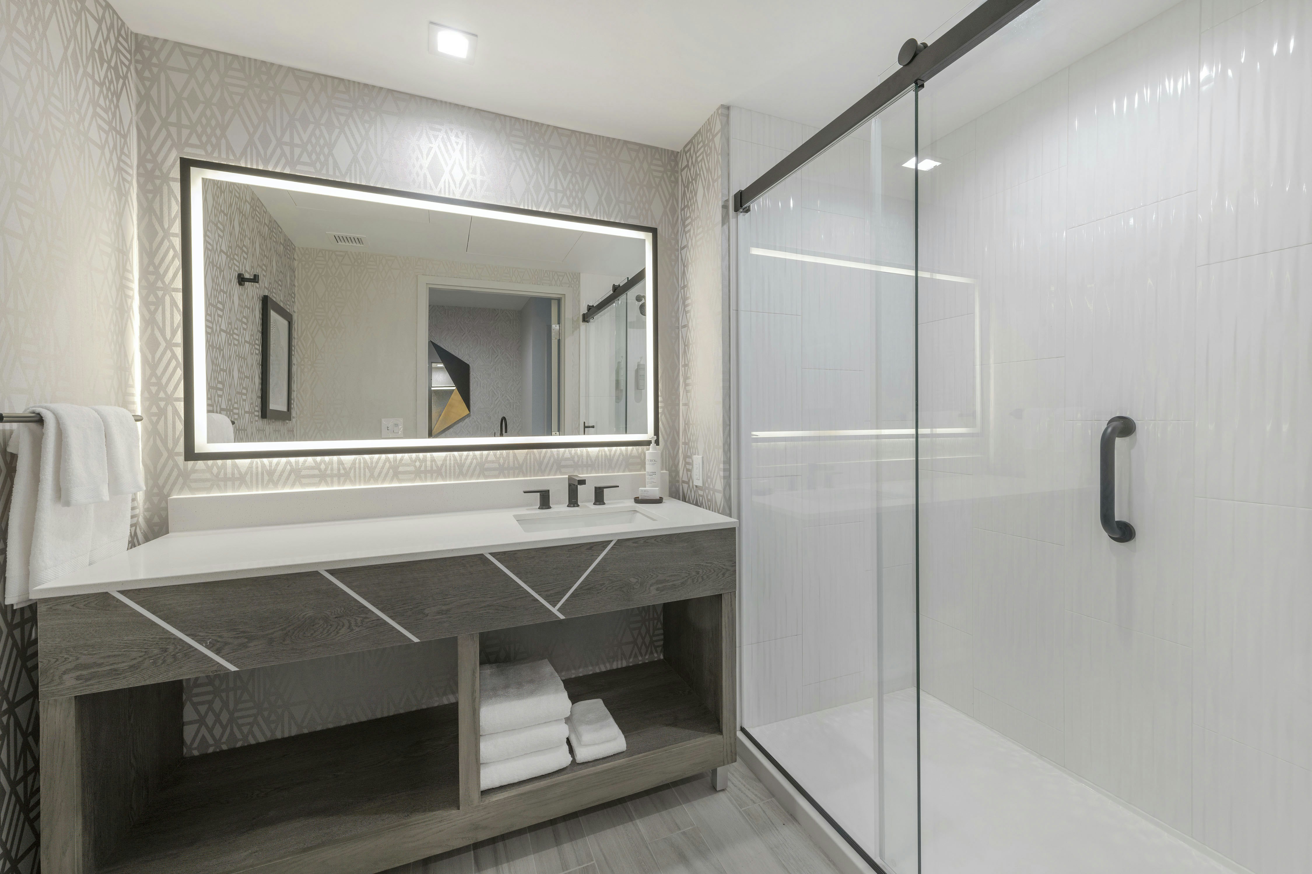 2 ROOMS, SUITE, KING BED, CORNER