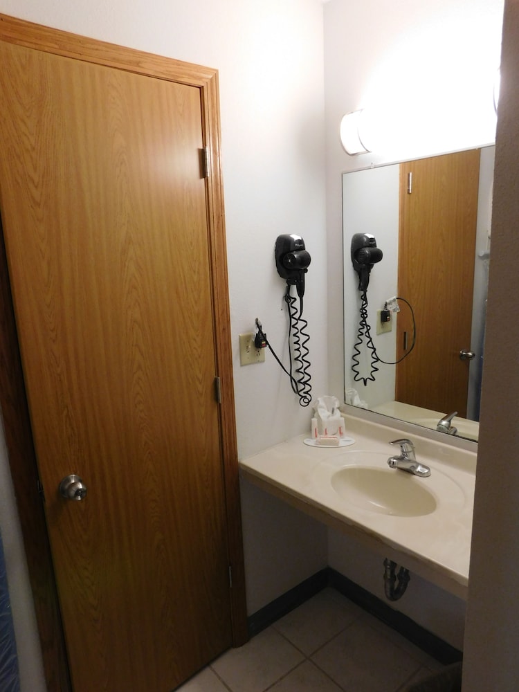 Days Inn by Wyndham West Branch Iowa City Area 18/42