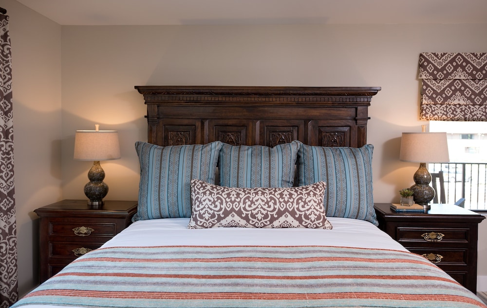 Luxury, Suite, King Bed, Creek Side, Sofa