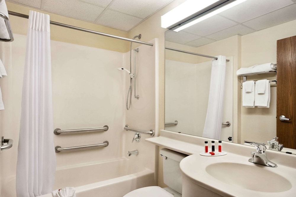 غرفة بسرير كوين، Travelodge By Wyndham Fort Scott 3/3