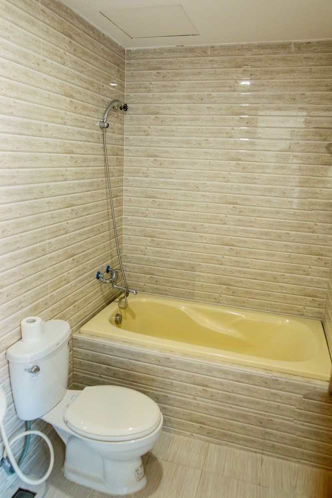 Xuan Hung Hotel 52/55
