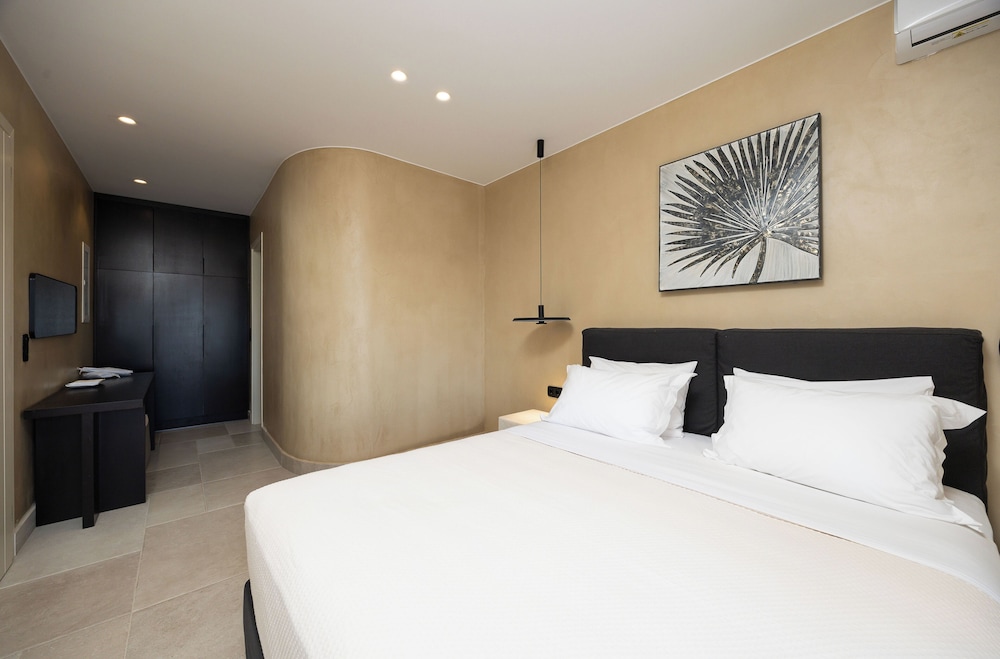 فيلا بسريرين منفصلين وسريرين كينج مع أريكة، Melidron Luxury Hotel & Suites 2/10