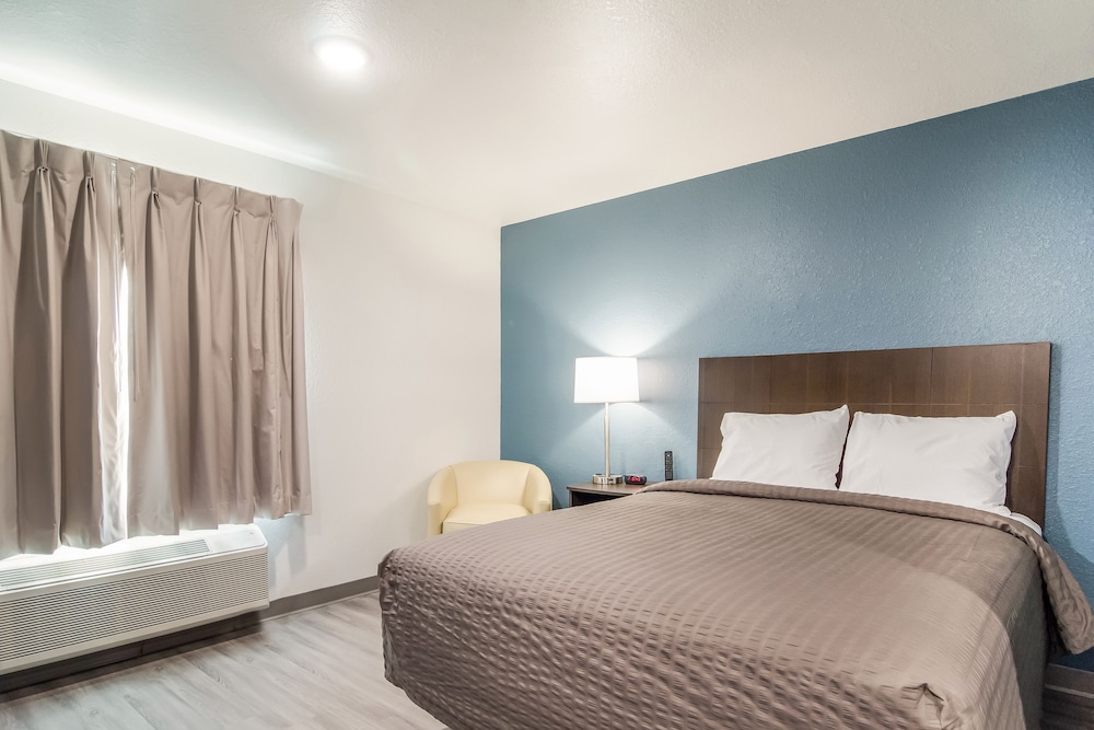 SUITE, QUEEN BED