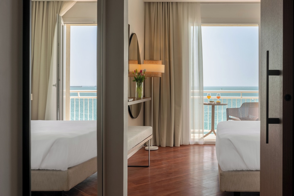 غرفة سوبيريور بسرير كوين بإطلالة على البحر بشرفة، Hotel Delfino Taranto 3/6