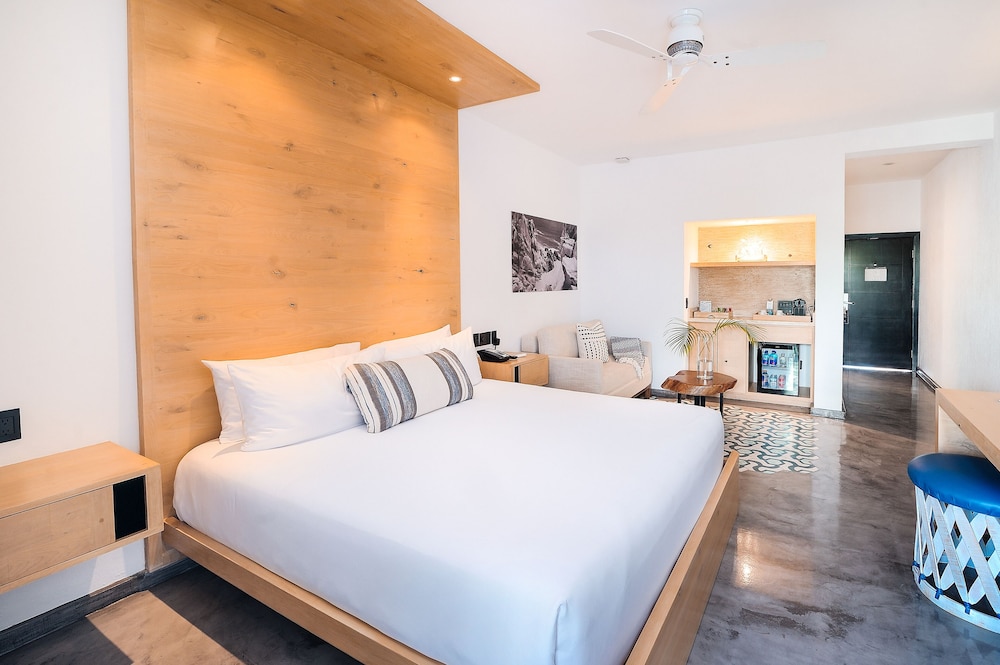 Bahia Hotel and Beach House 28/76