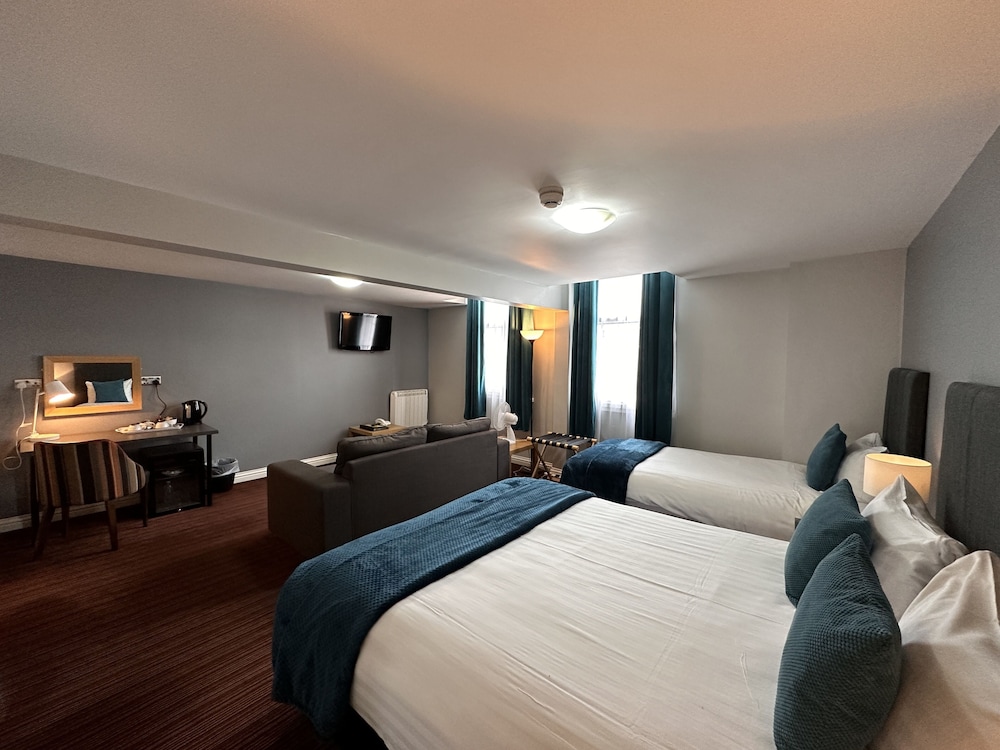 غرفة تنفيذية بسريرين منفصلين وسرير كينج وسرير فردي، Spilman Hotel 5/10