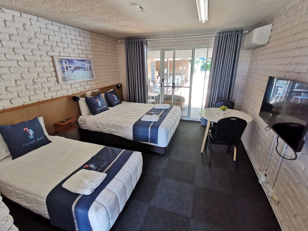SUPERIOR, TWIN BEDS, POOL SIDE