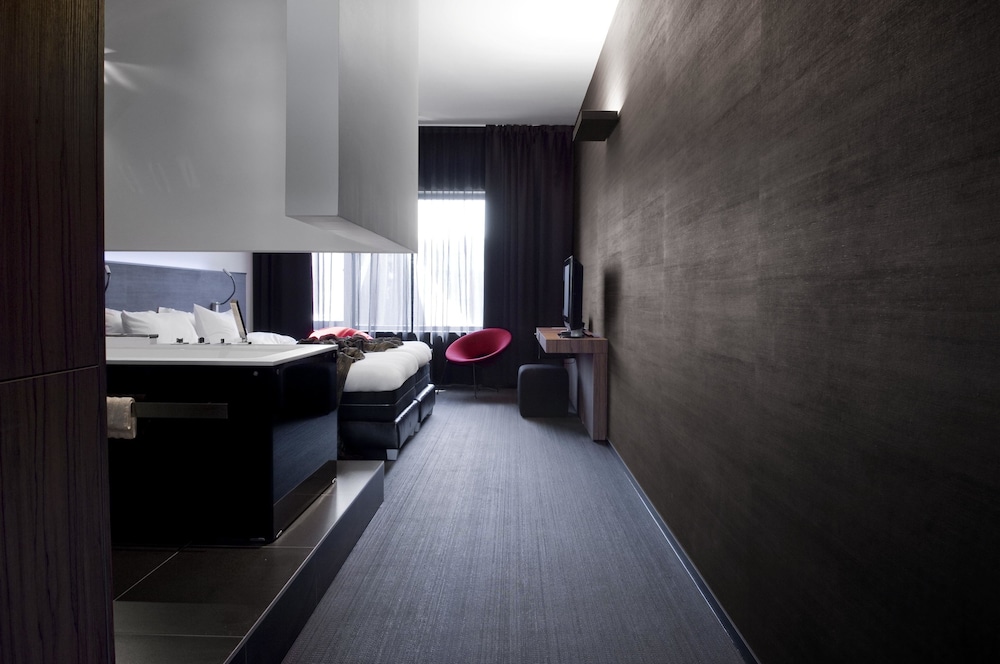 Carbon Hotel 14/61