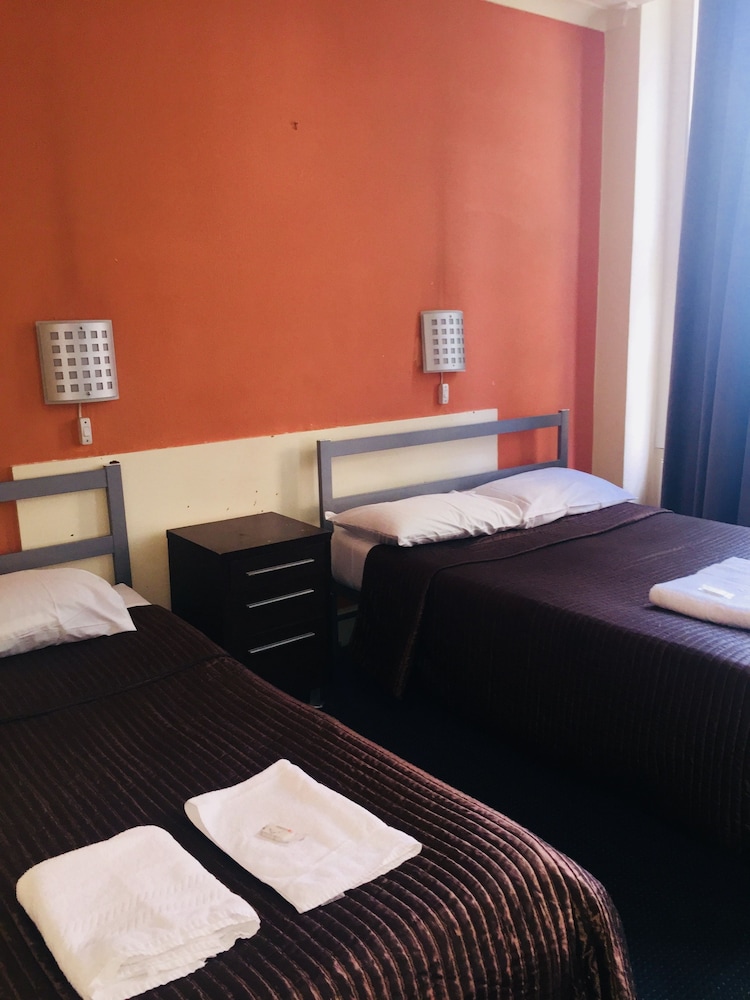 Gresham Hotel 41/50