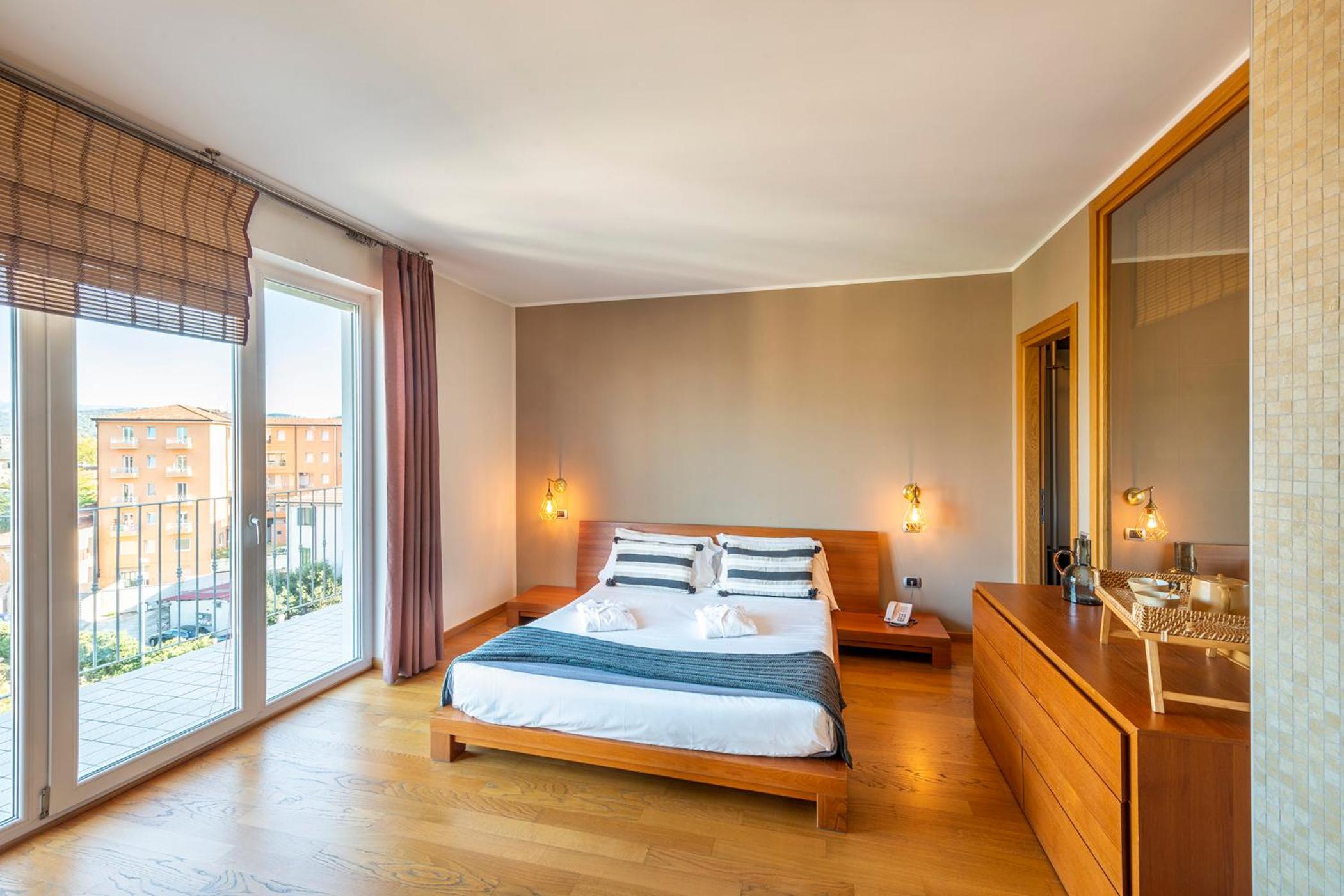 DELUXE, SUITE, JETTED TUB