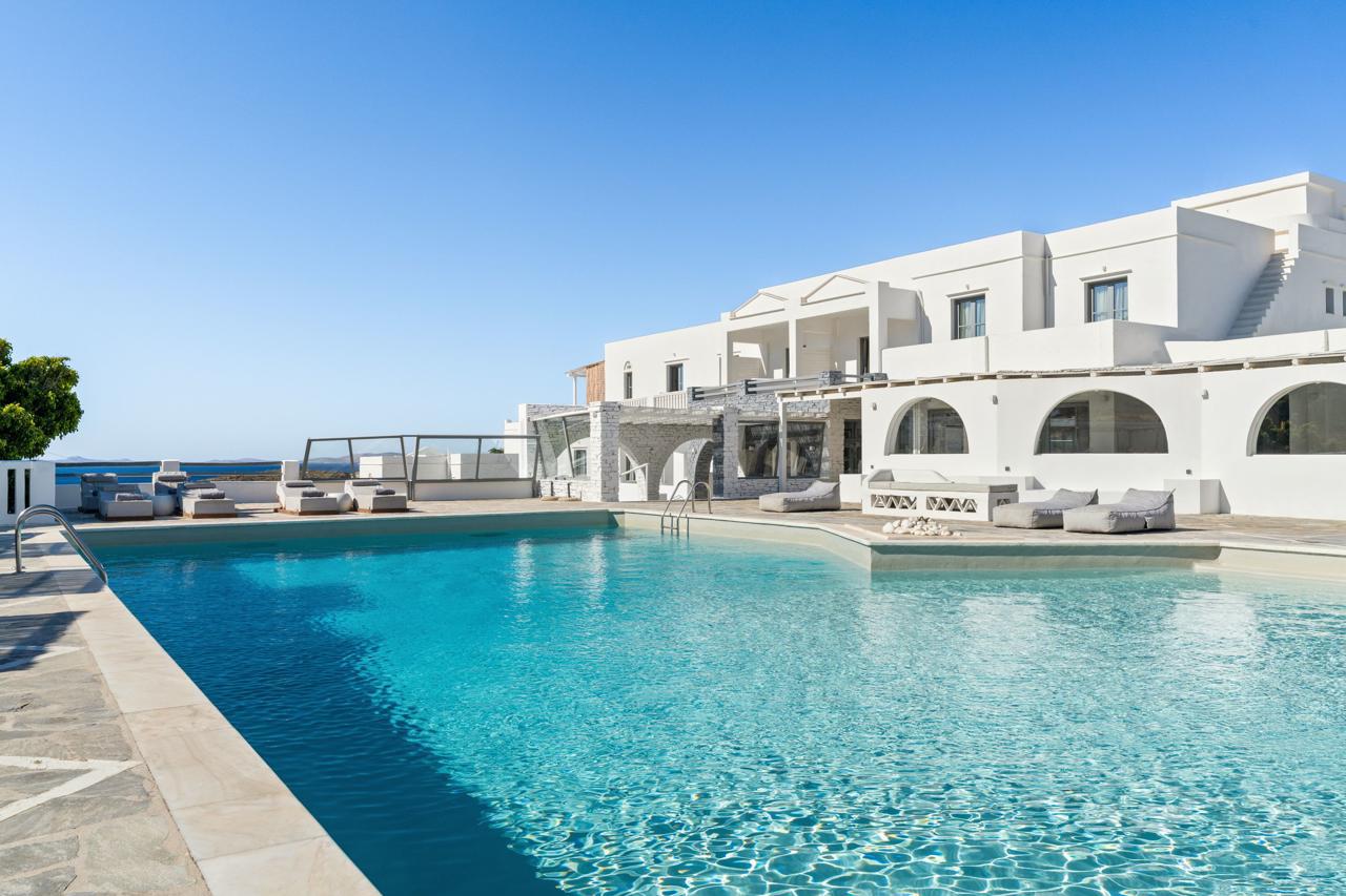 Mr & Mrs White Tinos 33/44
