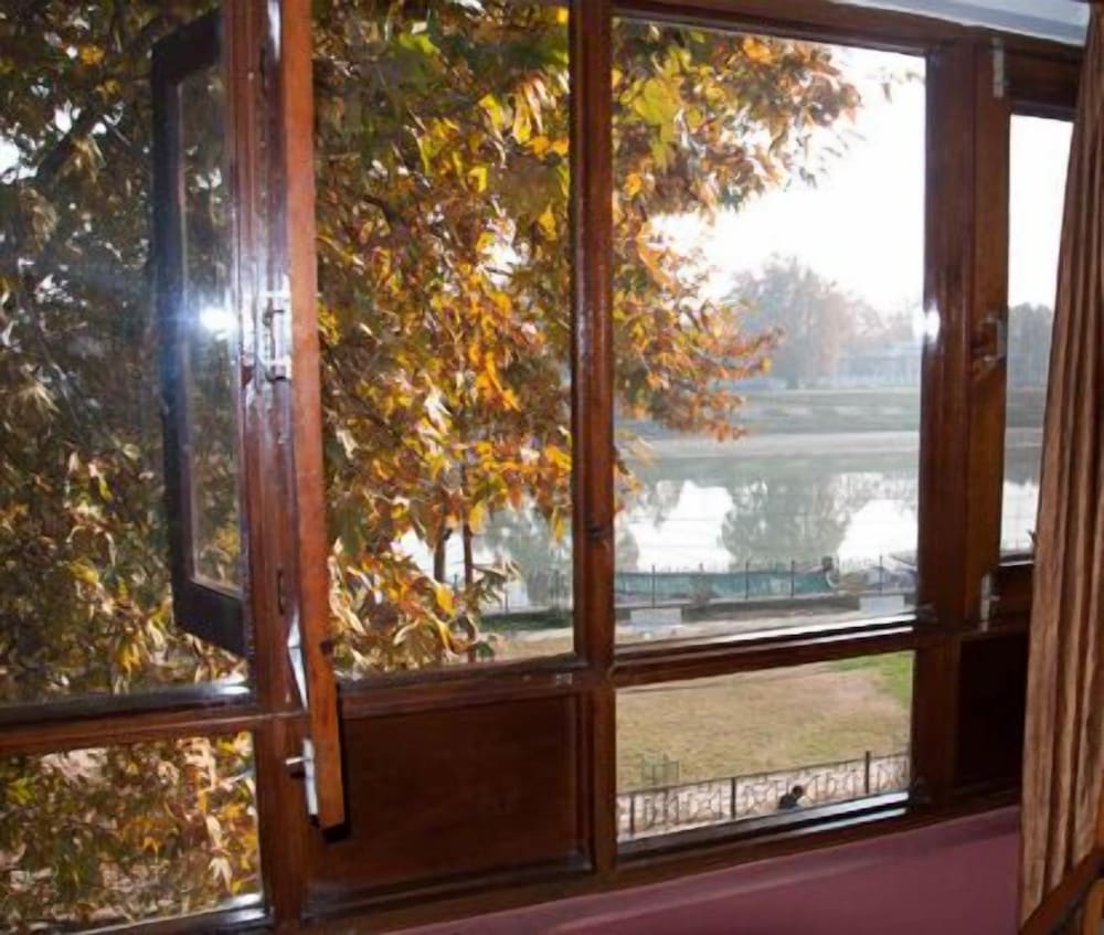 Ahdoos Hotel 8/10