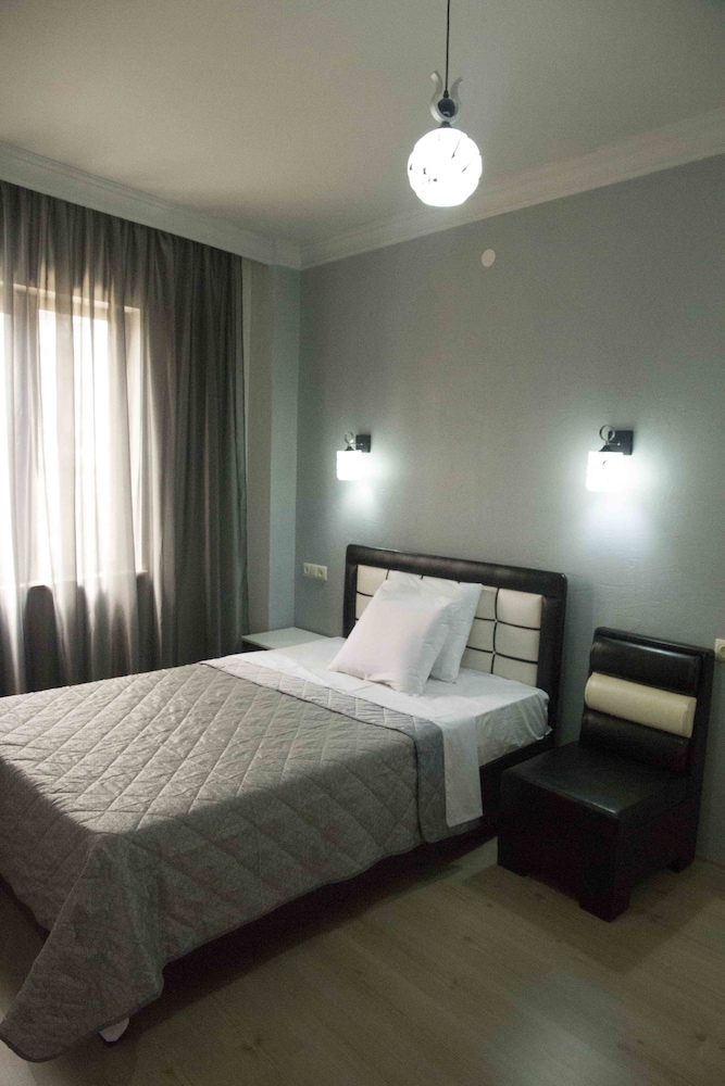 ROOM, SINGLE
