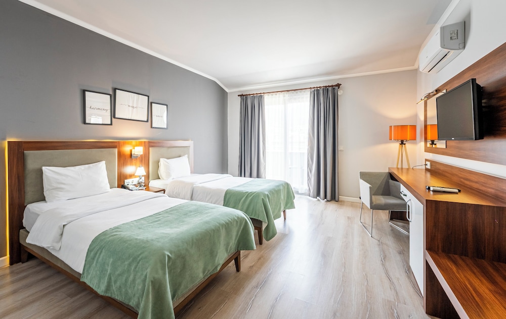 Hma Hotel And Suites 7/50