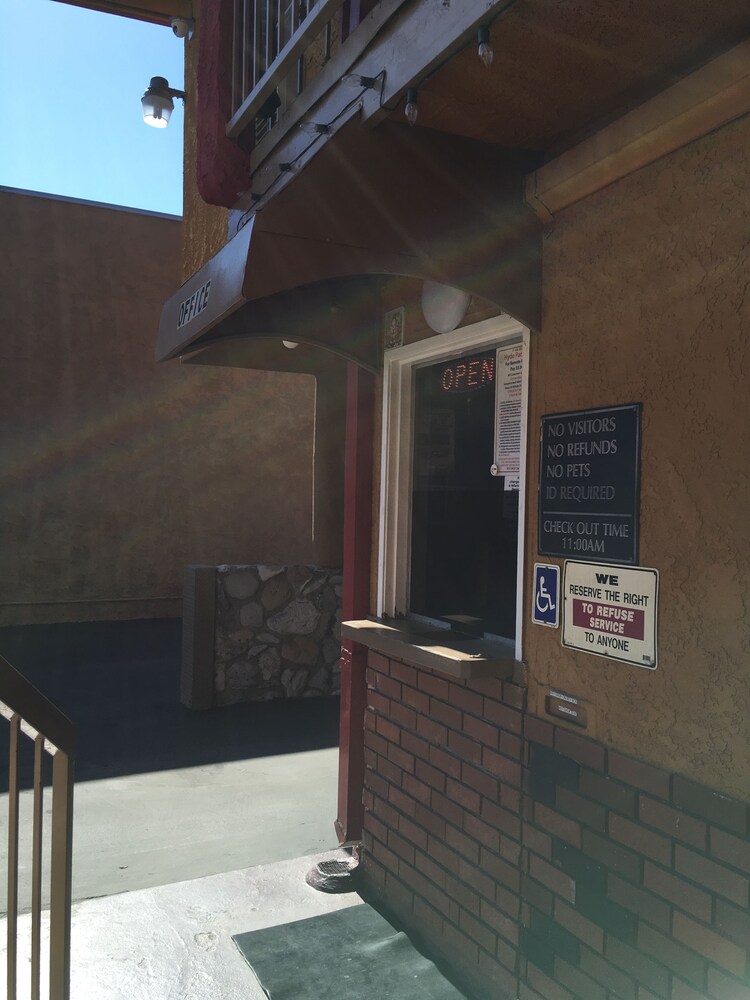 Hyde Park Motel 7/36