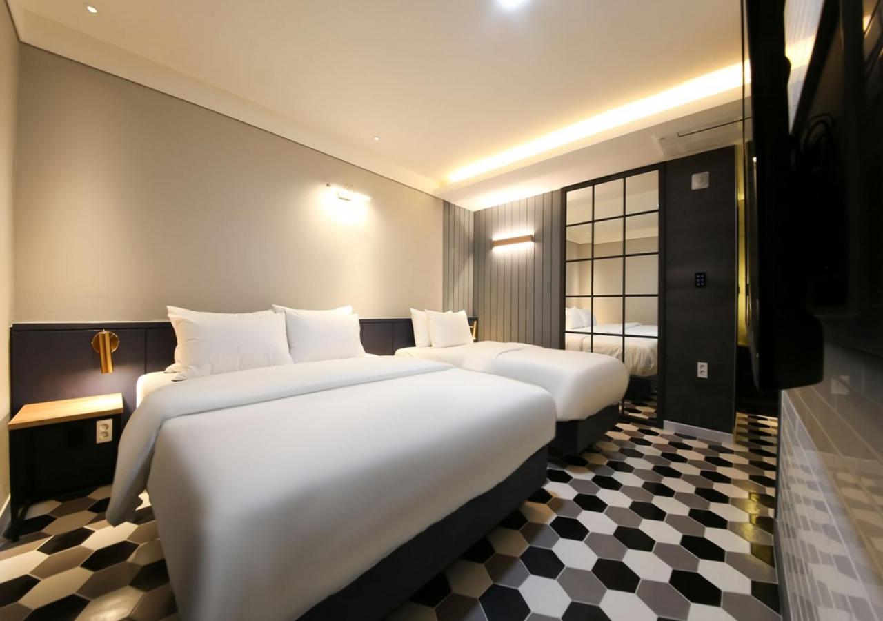 Superior, Twin Beds, City View