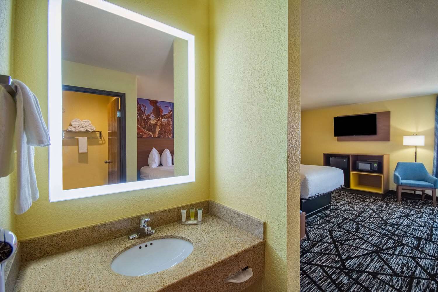 Days Inn by Wyndham Evansdale Waterloo 39/40