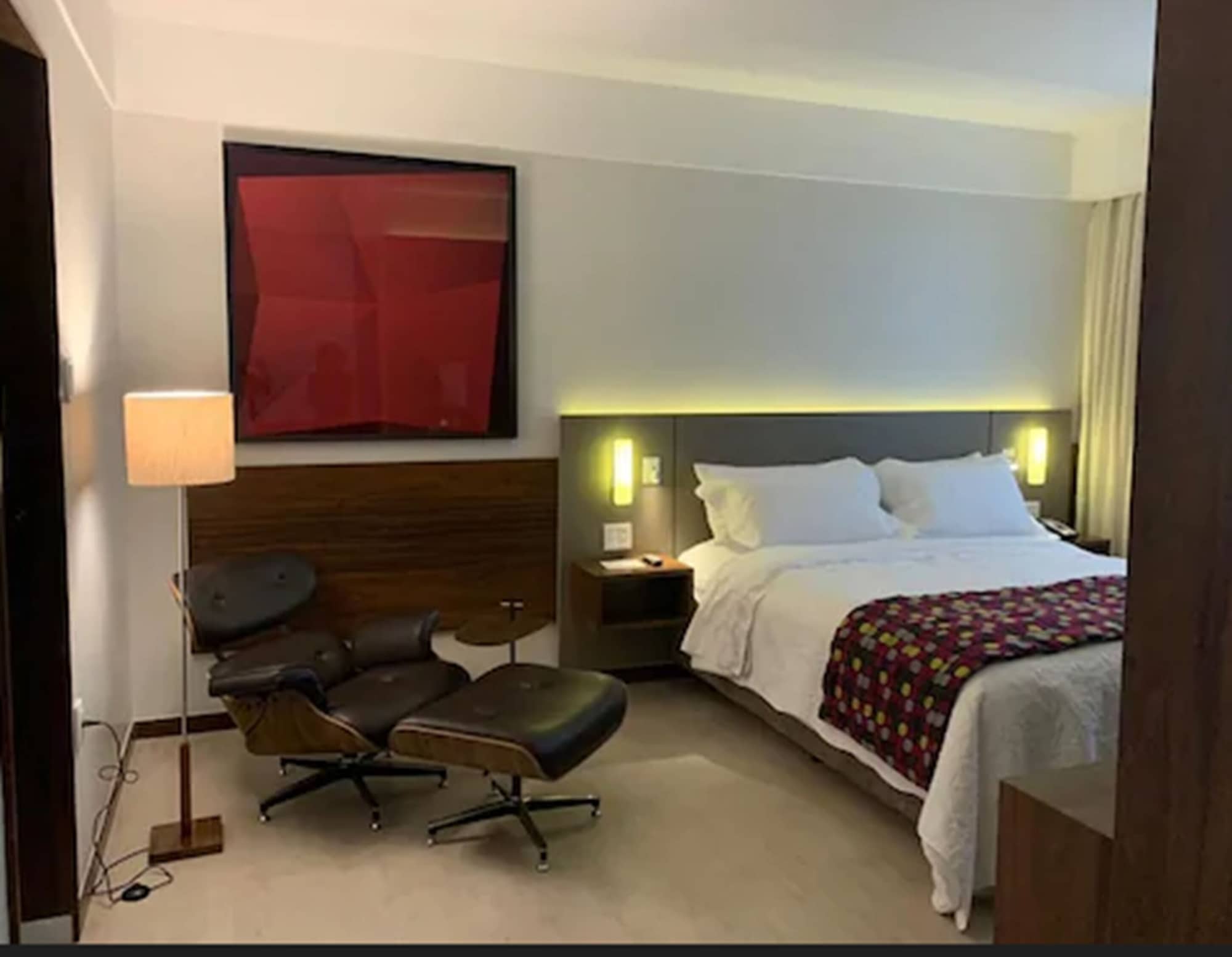 BUSINESS, QUEEN BED