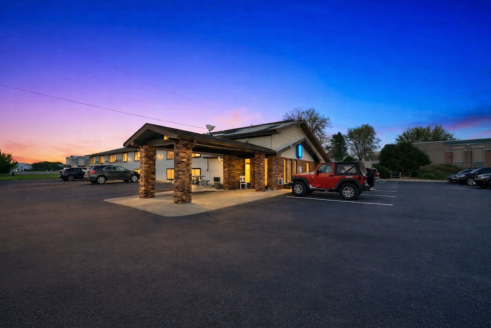 Hotel 8 Fergus Falls 35/49