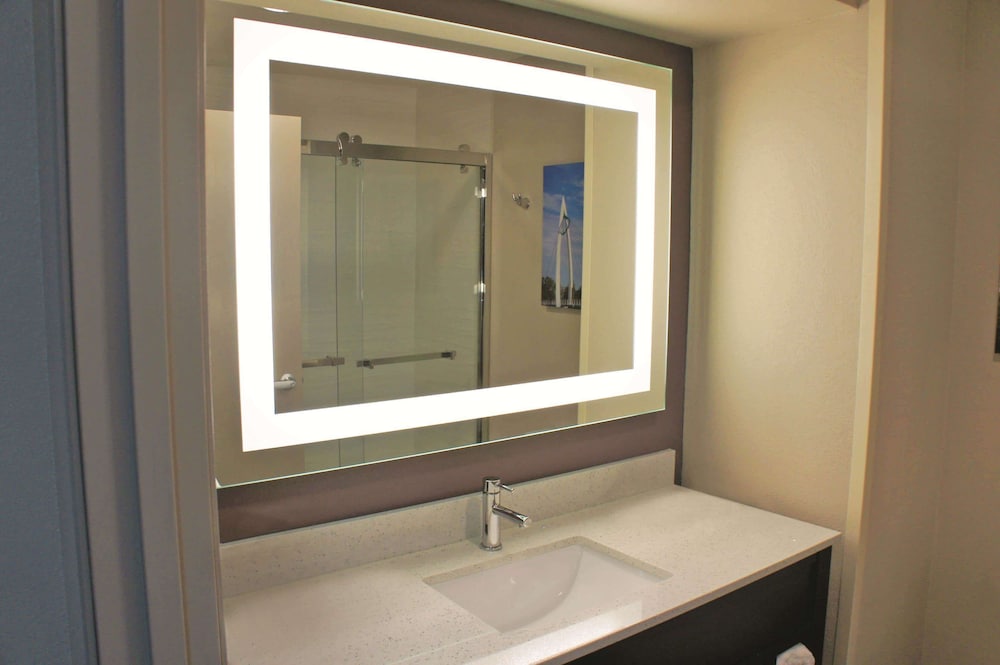 La Quinta Inn & Suites by Wyndham Wichita Airport 5/56