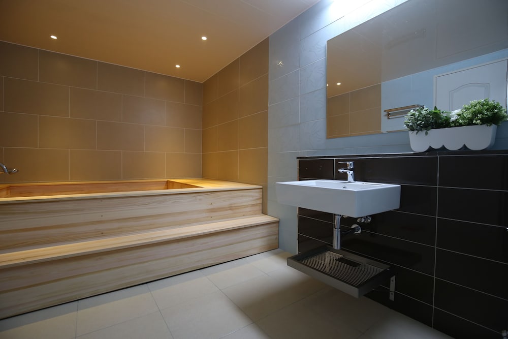 R.I Spa Hotel 4/40